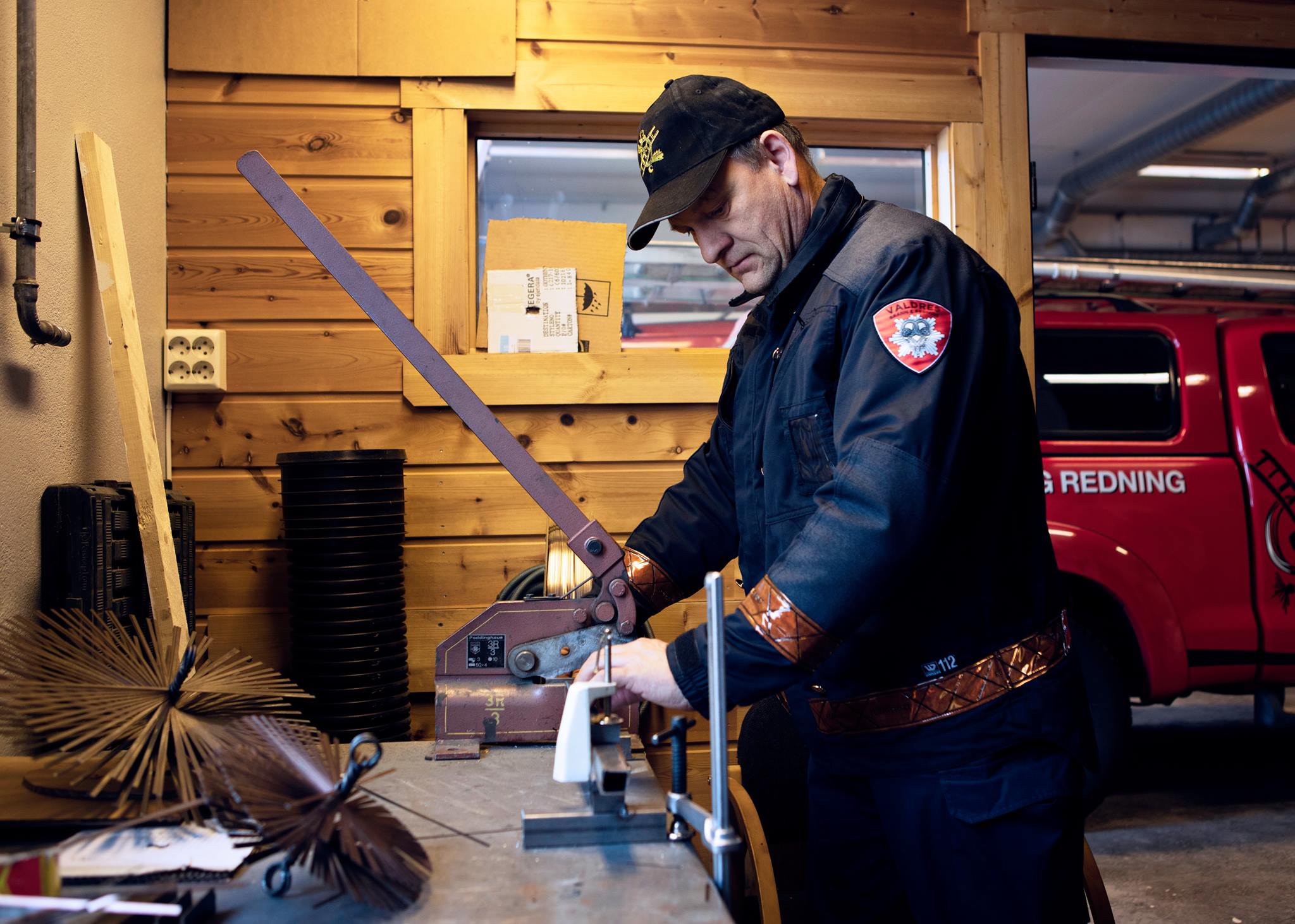 Feier som jobber på verkstedet